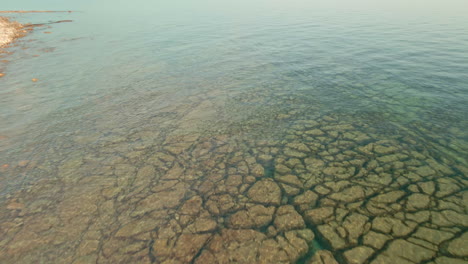 Transparentes-Wasser-Eines-Felsigen-Strandes-In-Kroatien-Im-Sommer