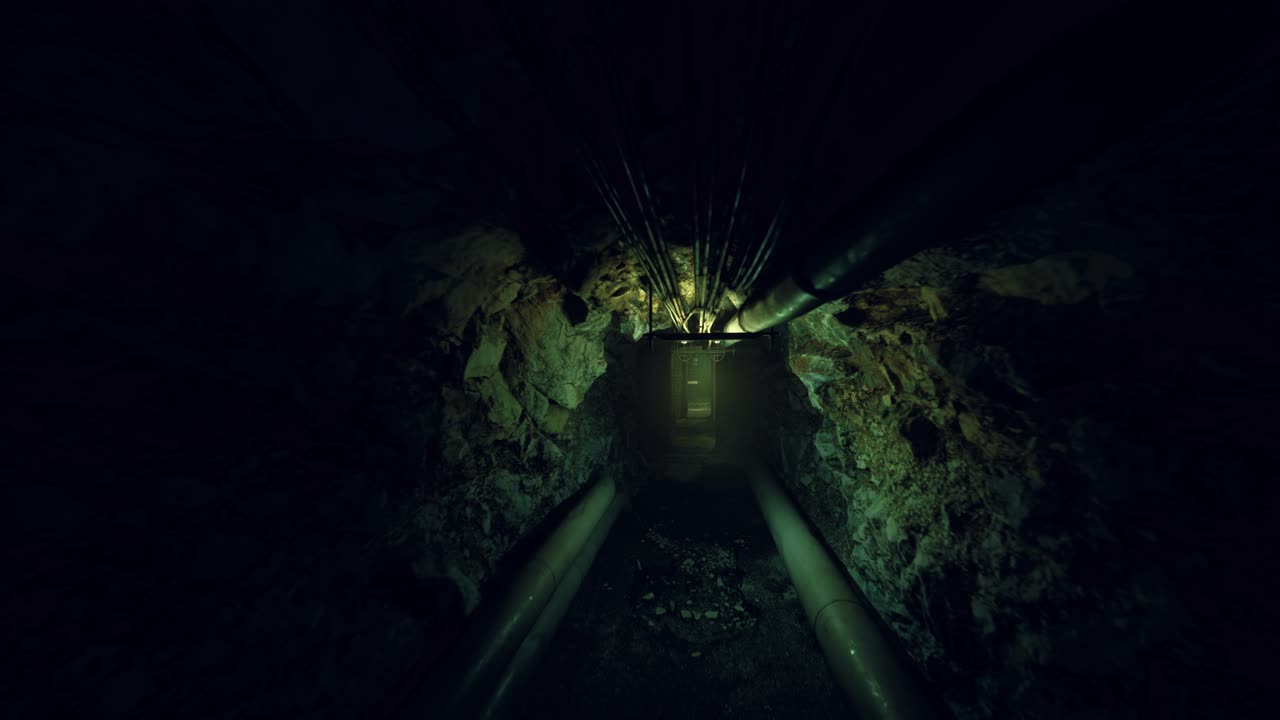 Passaggio minerario confinato illuminato da lampadine tremolanti e drone di ispezione