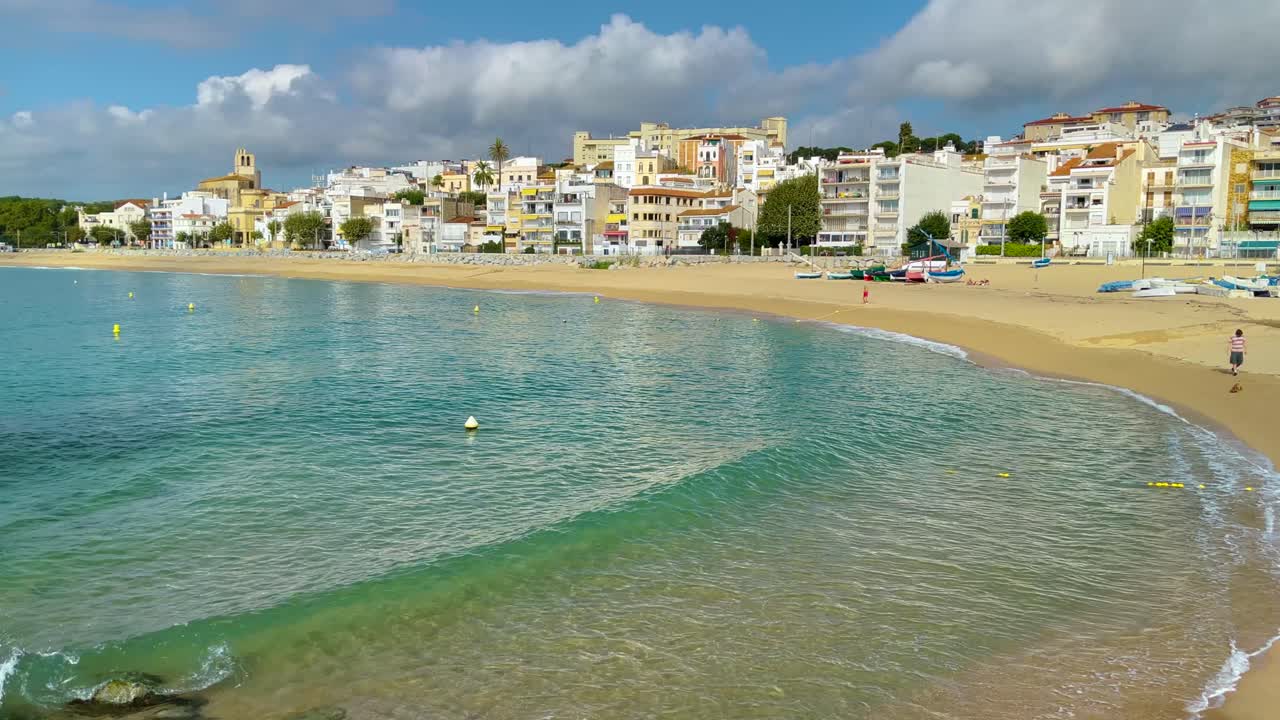 platja de les barques mar campo maresme barcelona costa mediterranea avion cerca azul turquesa agua transparente playa sin gente