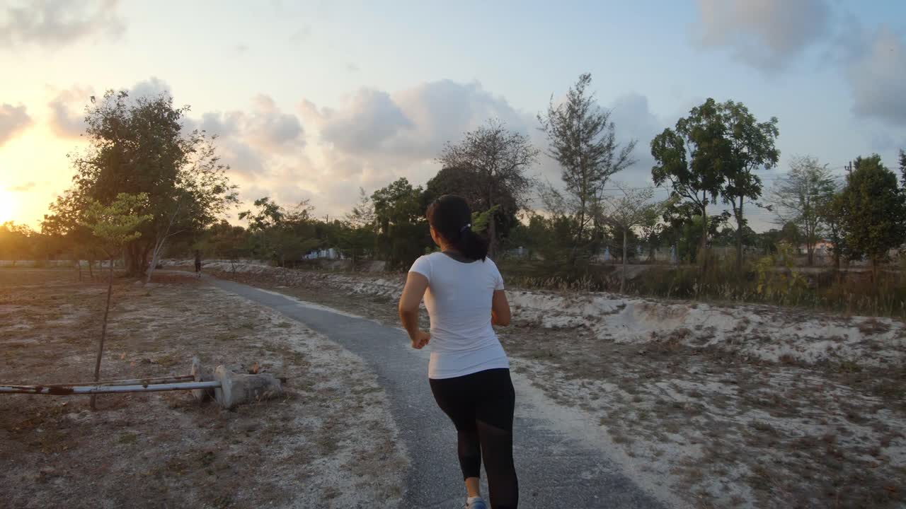 태국에서 해가 지는 동안 공원에서 조하는 젊은 태국 소녀의 느린 동작 후속