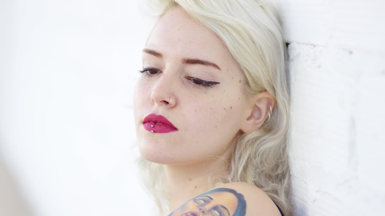 입술이 린 아름다운 젊은 여성