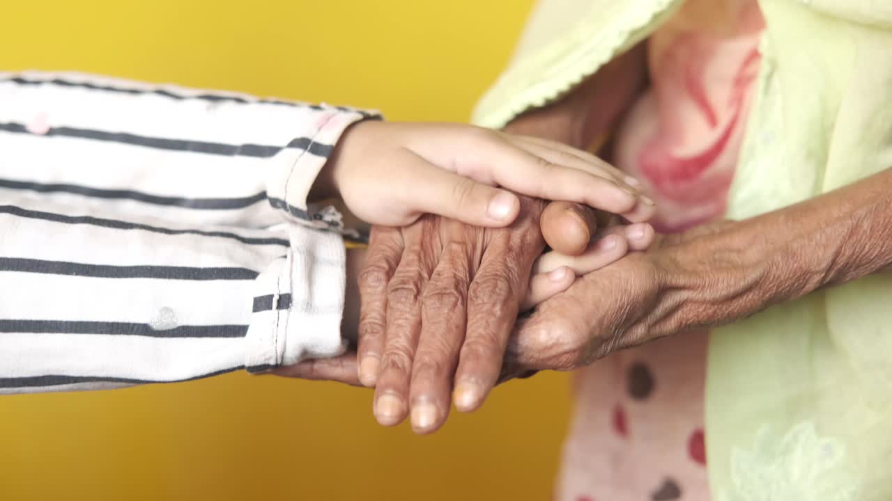 manos de diferentes generaciones