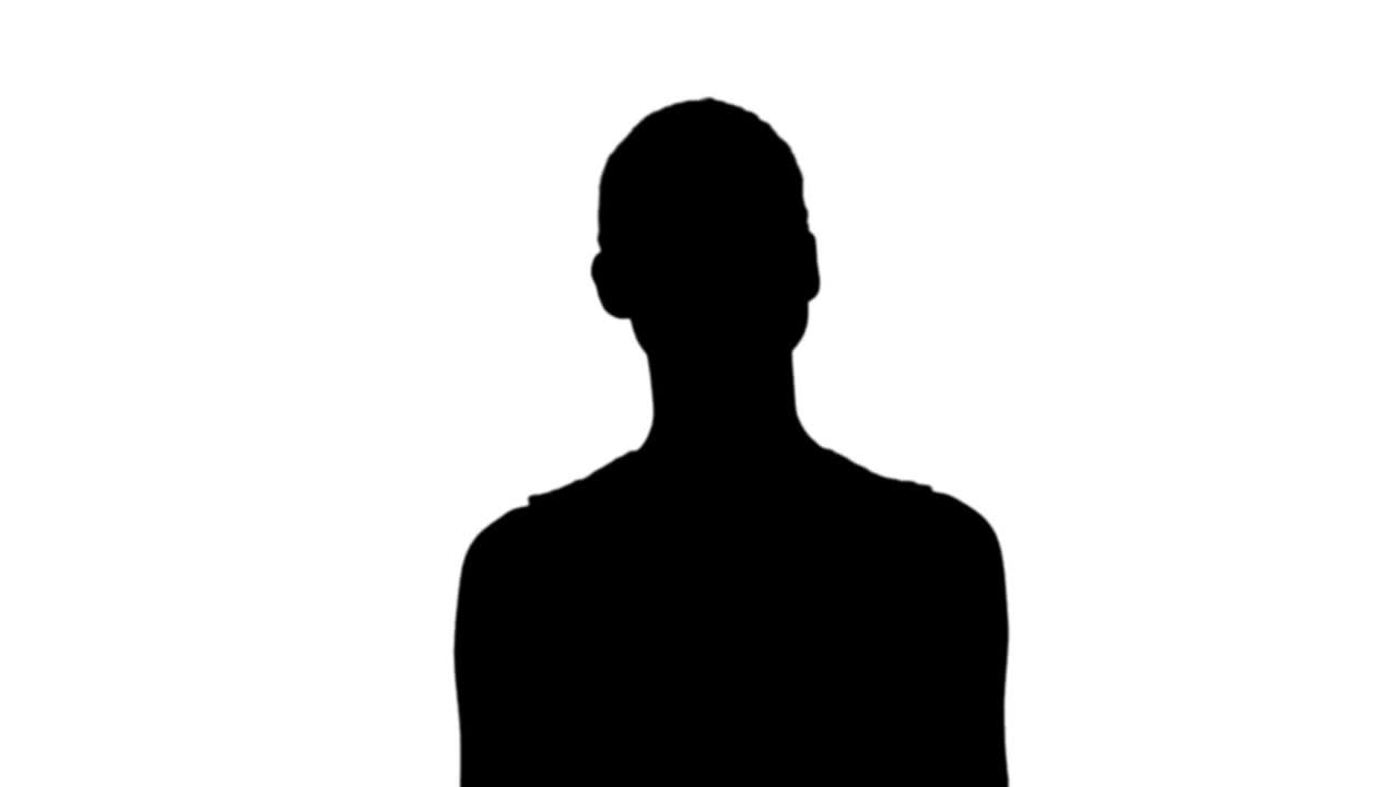 검은 실루의 병에서 마시는 여자