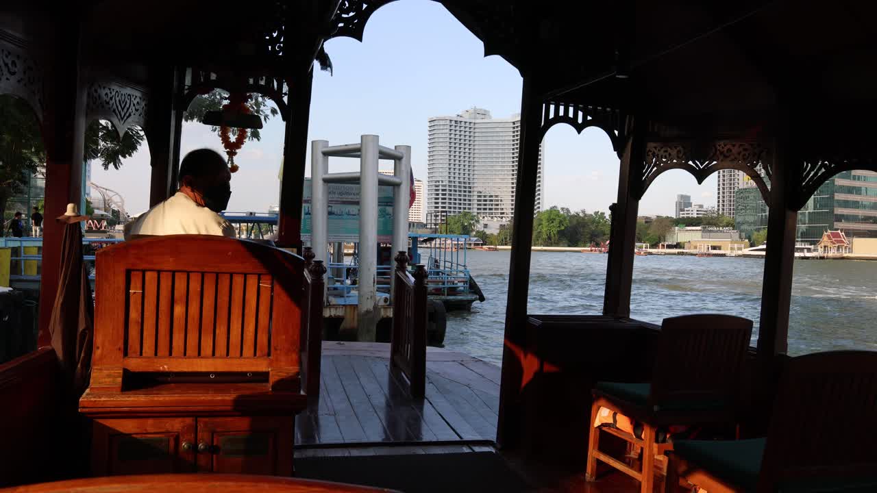 강과 도시 풍경을 내려다볼 수 있는 파빌리온에 앉아 있습니다.