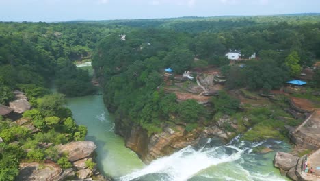 cascada rajdari devdari y la presa latif shah y el lago chandraprabha vista aérea