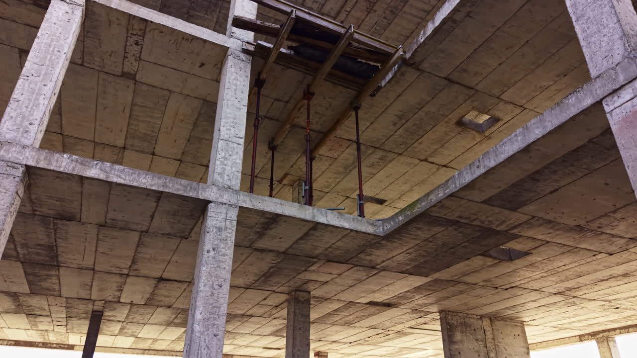 Esplorando i resti di un cantiere dimenticato sotto un cielo azzurro limpido