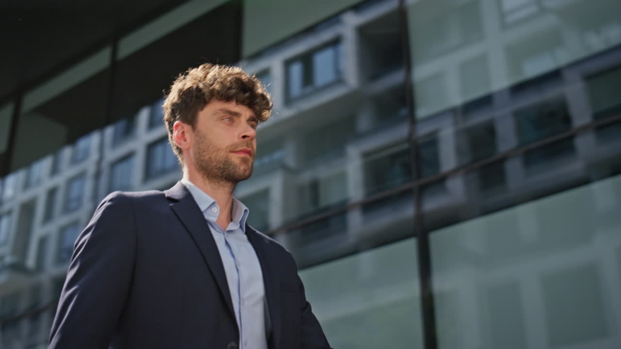 hombre profesional caminando por el centro de la ciudad en traje de primer plano.