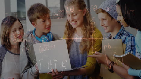 animación de ecuaciones matemáticas sobre niños de escuela usando computadora portátil en el aula