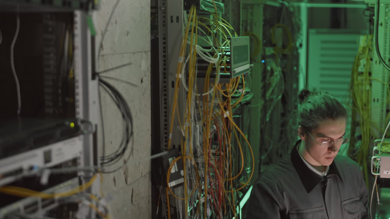 técnico informático trabajando en la sala de servidores