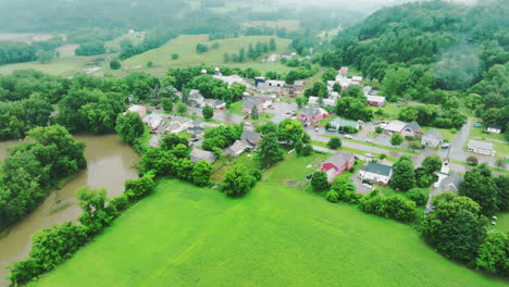 Vista-Aérea-De-Drones:-Pequeña-Ciudad-Rural-En-Vermont-Con-Inundaciones-Poshistóricas-De-Ríos-Saturados