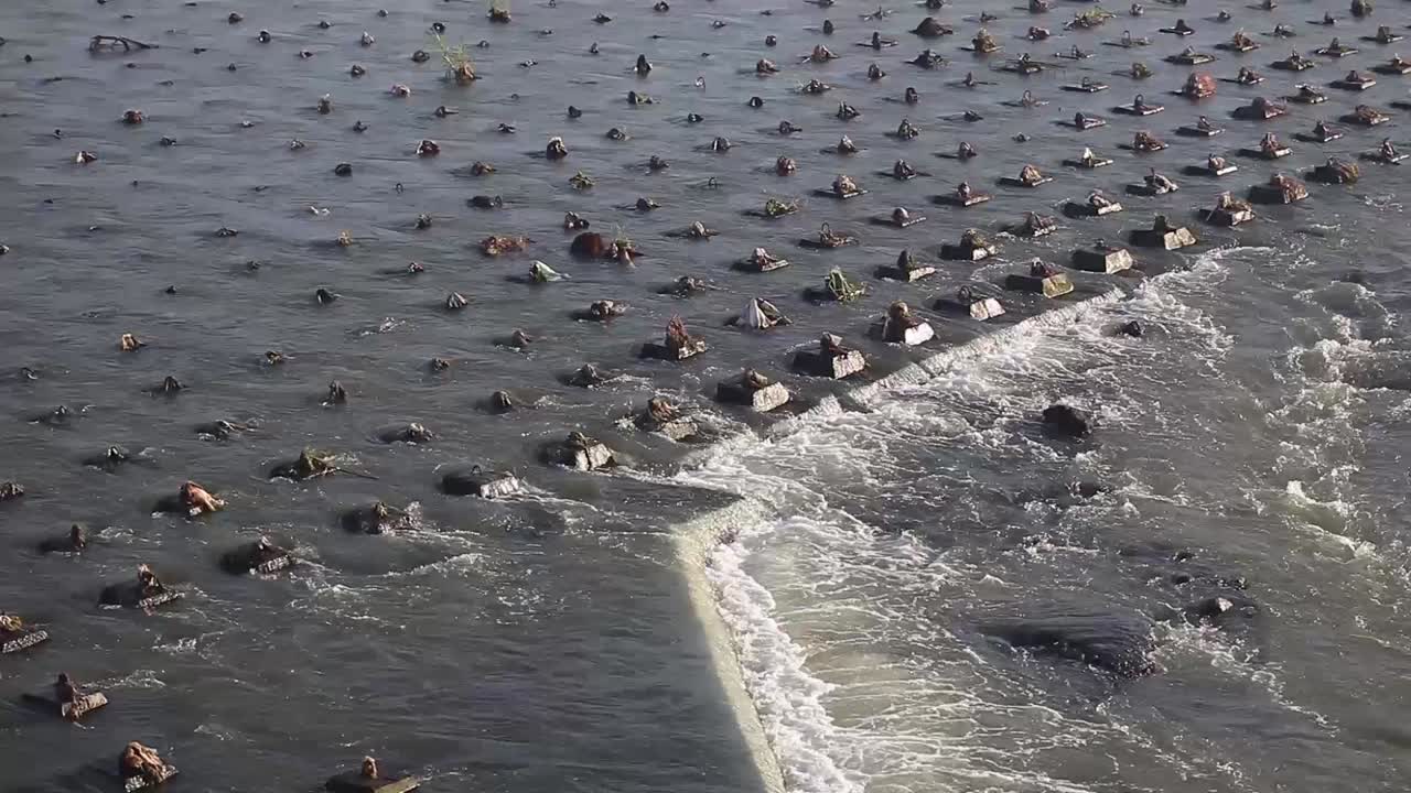 강을 끊기 위해 강 한가운데에 콘크리트 블록을 놓습니다.