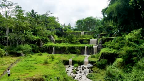 Cascada-Escénica-En-El-Exuberante-Paisaje-Verde-De-Muntilan,-Indonesia