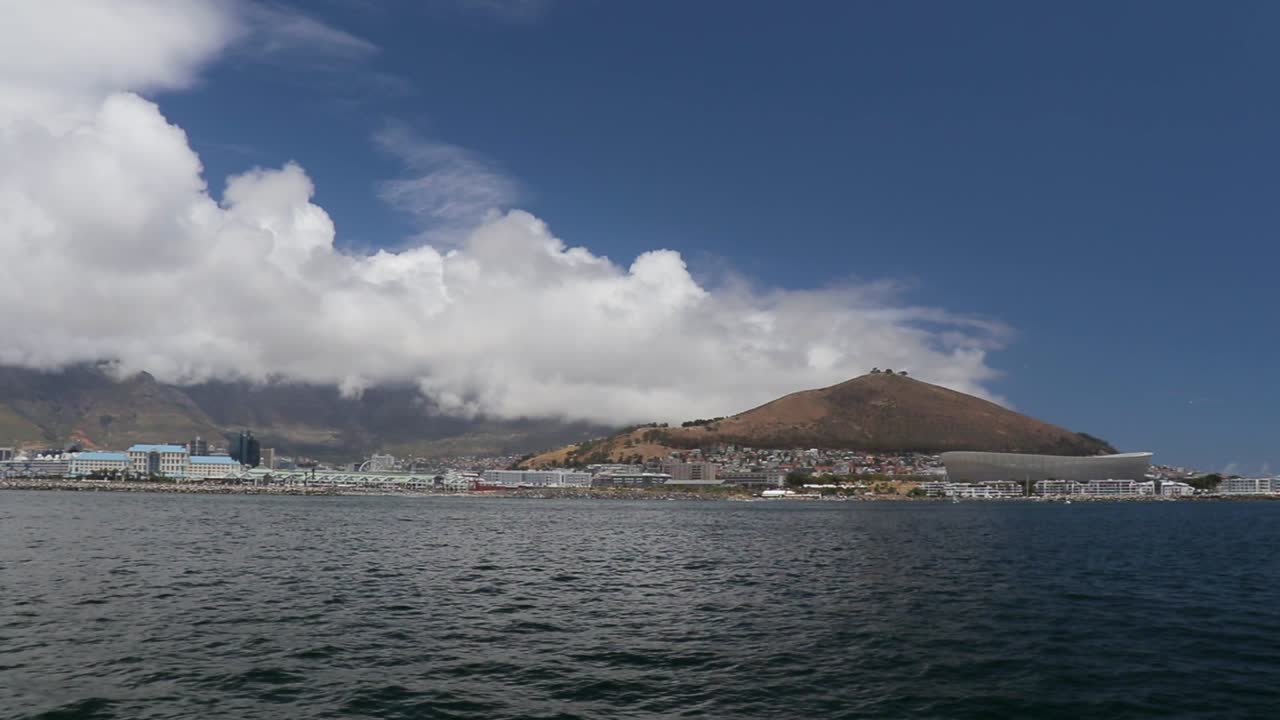 케이프 타운 경기장을 드러내는 케이프 타운의 빅토리아와 알프레드 해안가의 패닝 샷