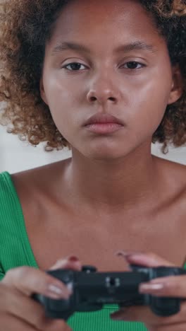 ritual de cuidado personal con una mujer afroamericana en un entorno sereno