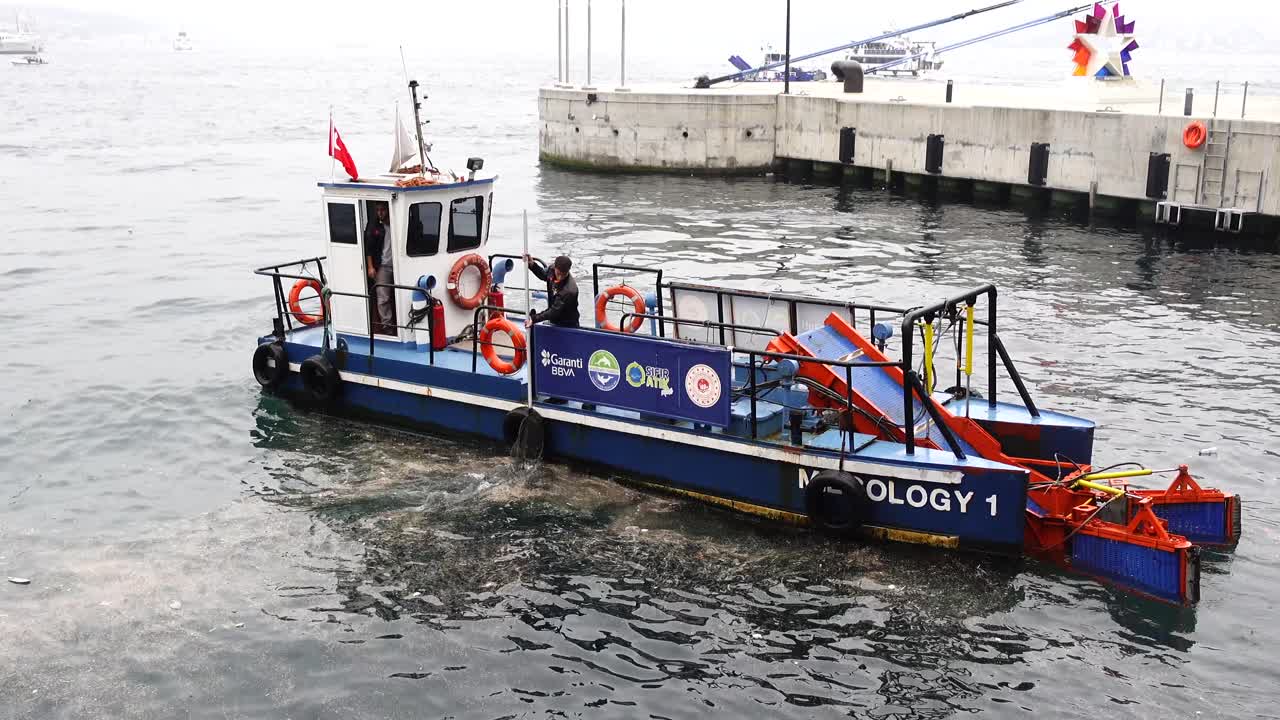 바다 에서 쓰레기 를 청소 하는 배