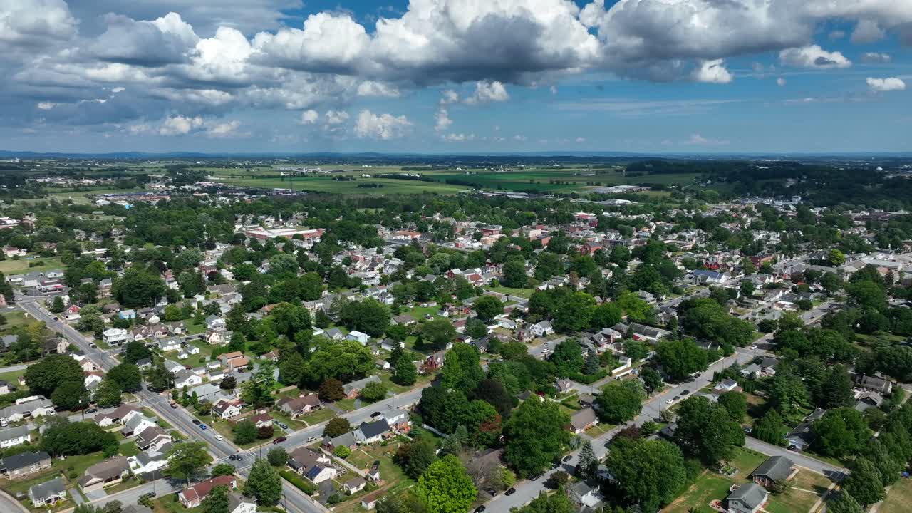 Piccola città negli Stati Uniti in estate