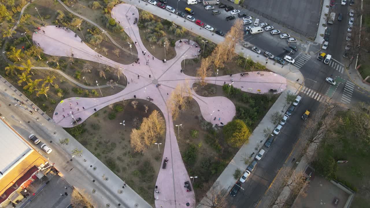 aéreo - parque de formas extrañas en palermo, buenos aires, argentina, avance ancho