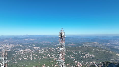 Von-Einem-Fernmeldeturm-Auf-Einem-Berg-Wegfliegen