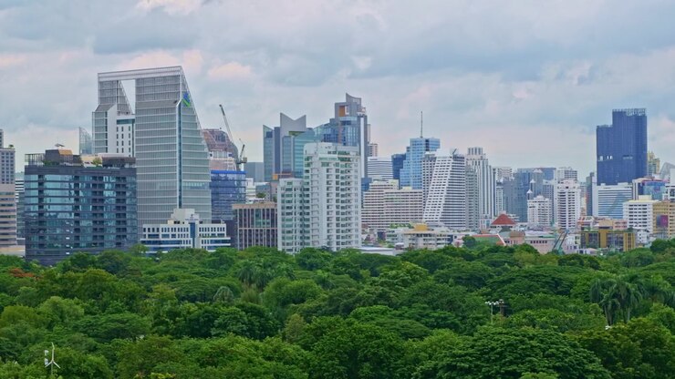 Panorâmica suave da câmera pela cidade de Bangkok, exibindo arranha-céus modernos, arquitetura urbana, ruas movimentadas e um horizonte metropolitano dinâmico