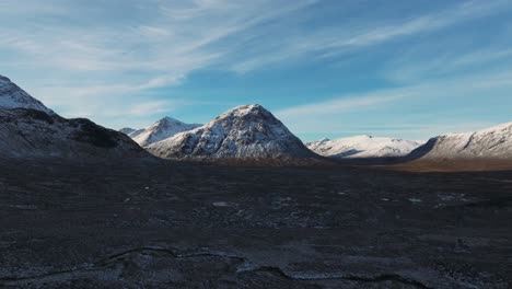 establecimiento aéreo del paisaje invernal que rodea las montañas en glencoe