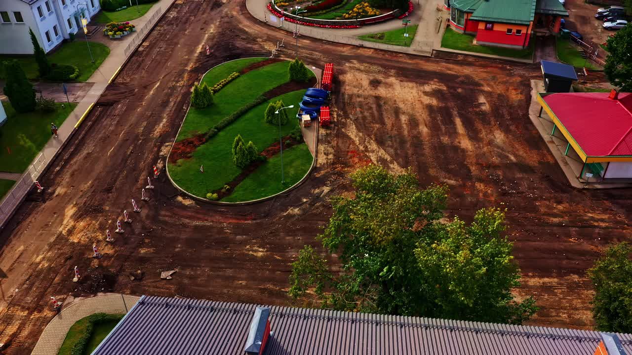 Herinrichting van het landschap transformeert een locatie met nieuwe paden en beplanting in het stadscentrum