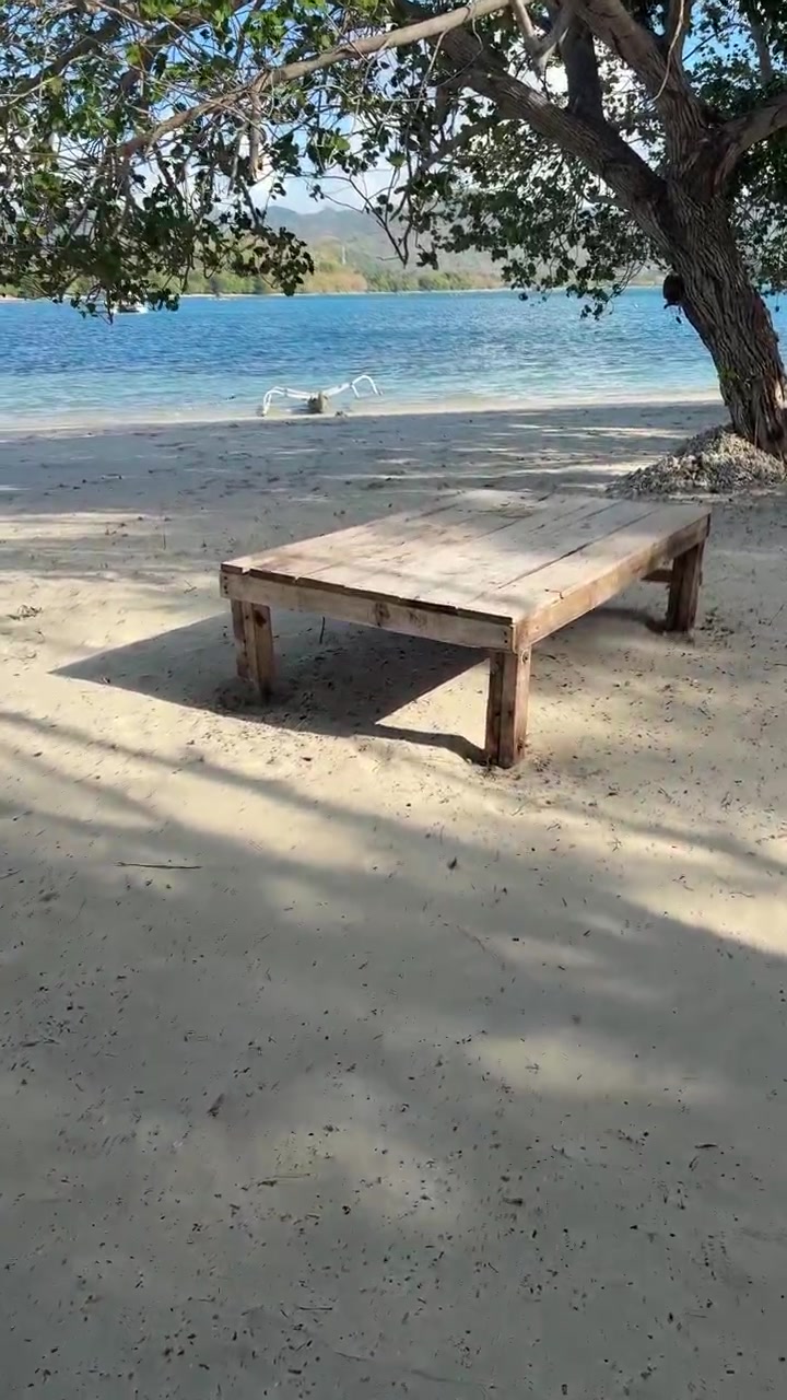 Træterrasse på en tropisk strand under et træ
