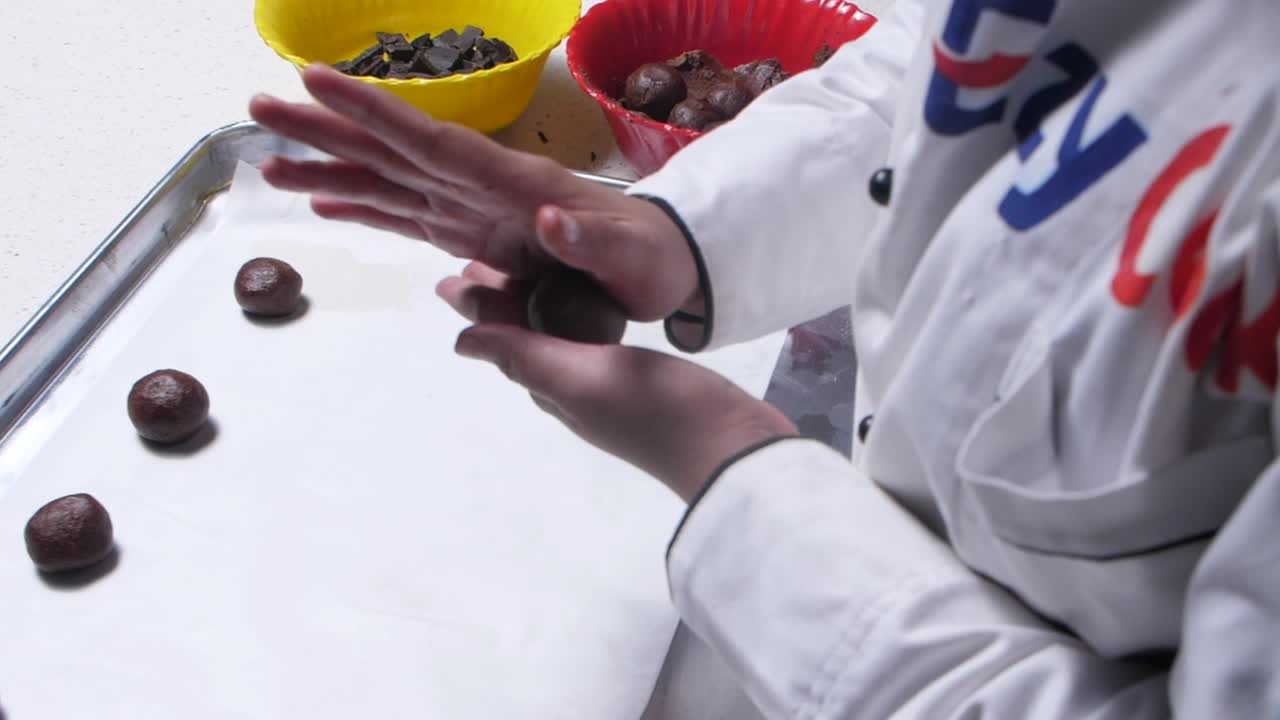 Bagning af småkager i hånden, vidvinkeloptagelse