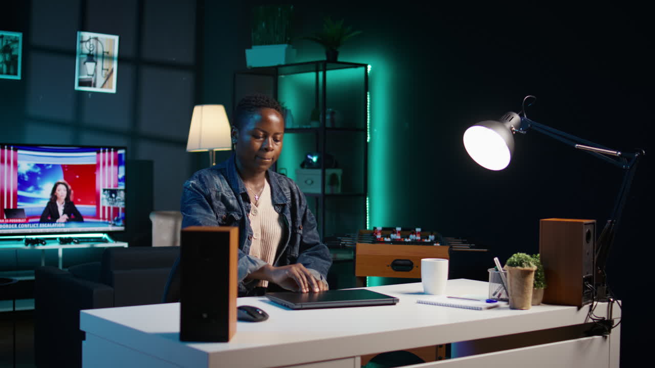 mujer que trabaja desde casa por la noche