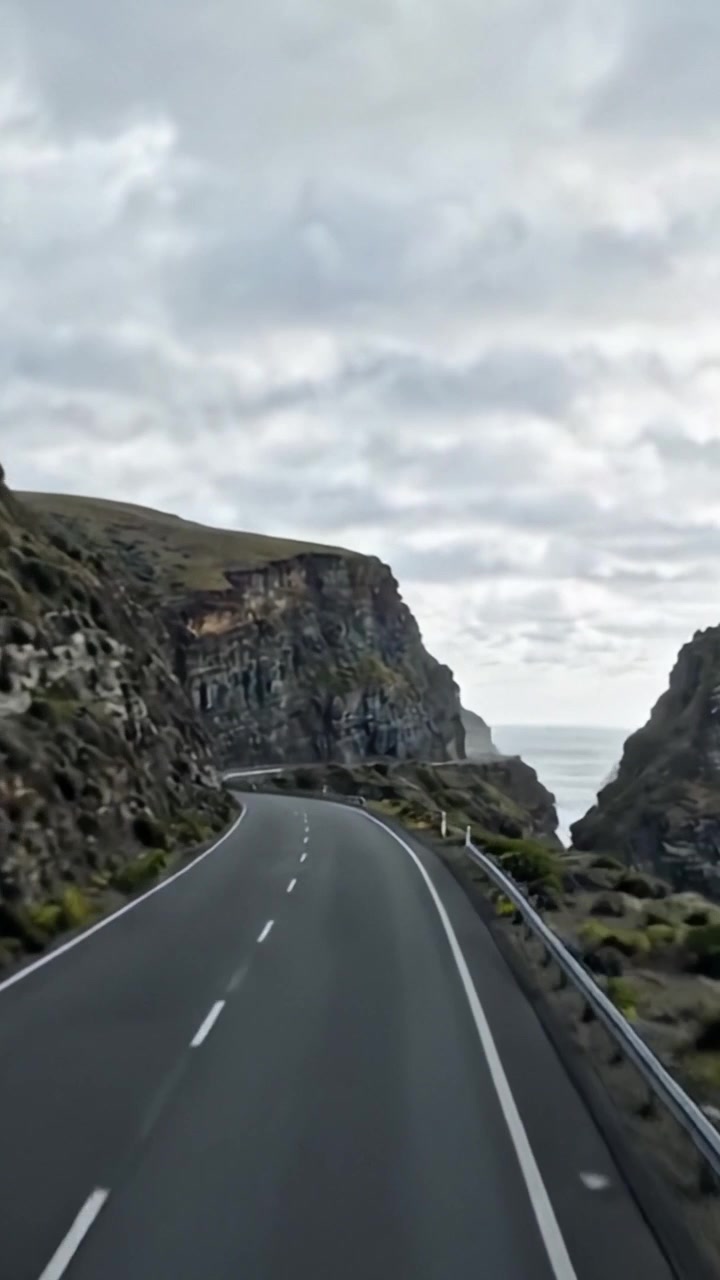 Percorso costiero panoramico: vivi le viste mozzafiato di scogliere aspre, paesaggi marini drammatici e strade tortuose lungo il bordo dell'oceano in un viaggio paesaggistico accattivante.