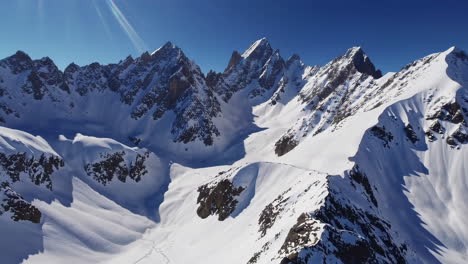 picos de montañas nevadas