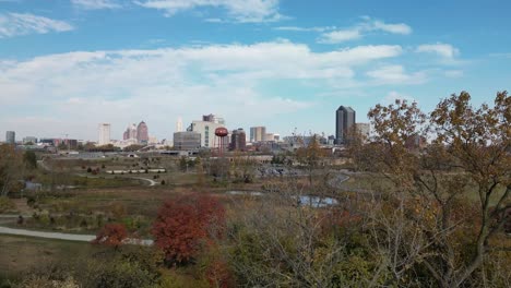 Aerial-view-of-Audubon-Park-and-downtown-Columbus,-Ohio