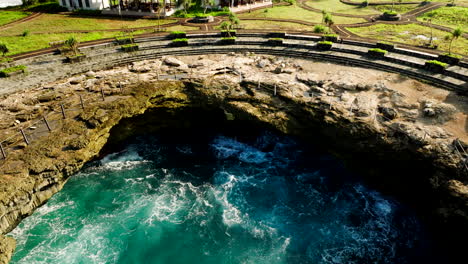 Teufelstränen,-Beliebte-Naturattraktion-In-Nusa-Lembongan,-Indonesien