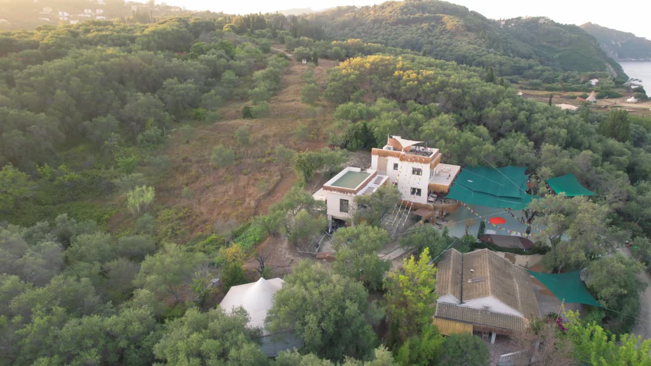 코르푸의 아릴라스 해안에서 주거 단지 주변에서 회전