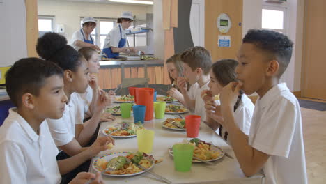 Grundschüler-Beim-Mittagessen-In-Der-Kantine,-Aufgenommen-Auf-R3D