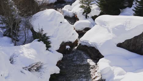 Friedlicher-Rückzugsort-Im-Winter-In-Den-Bergen