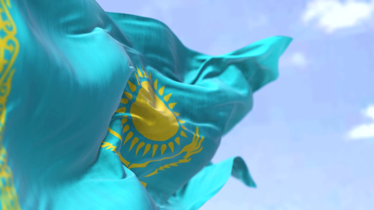 은 날 바람에 흔들리는 카자흐스탄의 국기 세부 사항.