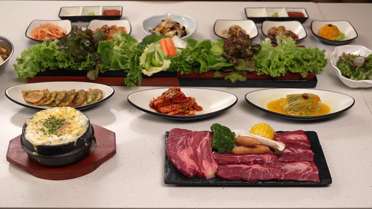 A vibrant Korean meal with fresh wraps, succulent grilled meat, and flavorful sides. 신선한 랩, 육즙이 풍부한 구운 고기, 풍미 가득한 반찬이 어우러진 생동감 넘치는