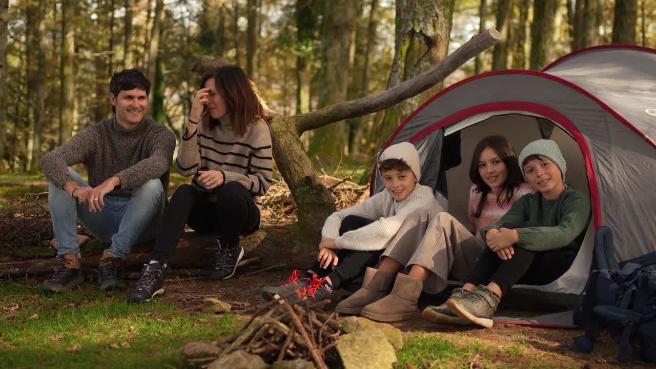 люди, отдыхающие в лесу