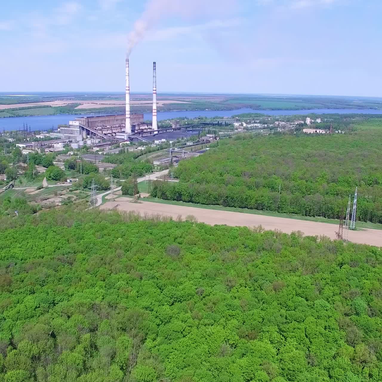 Power station with pipes