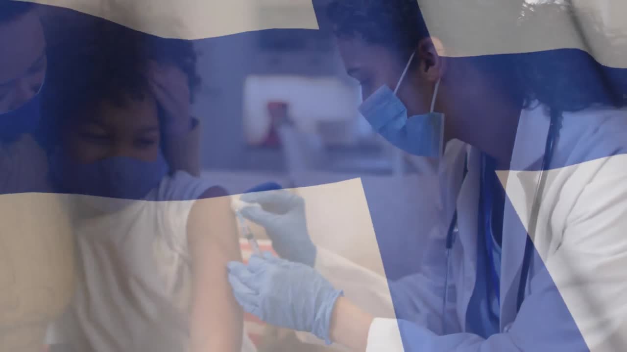 Animazione della bandiera della Finlandia con medico mascherato e guantato che somministra il vaccino al paziente.