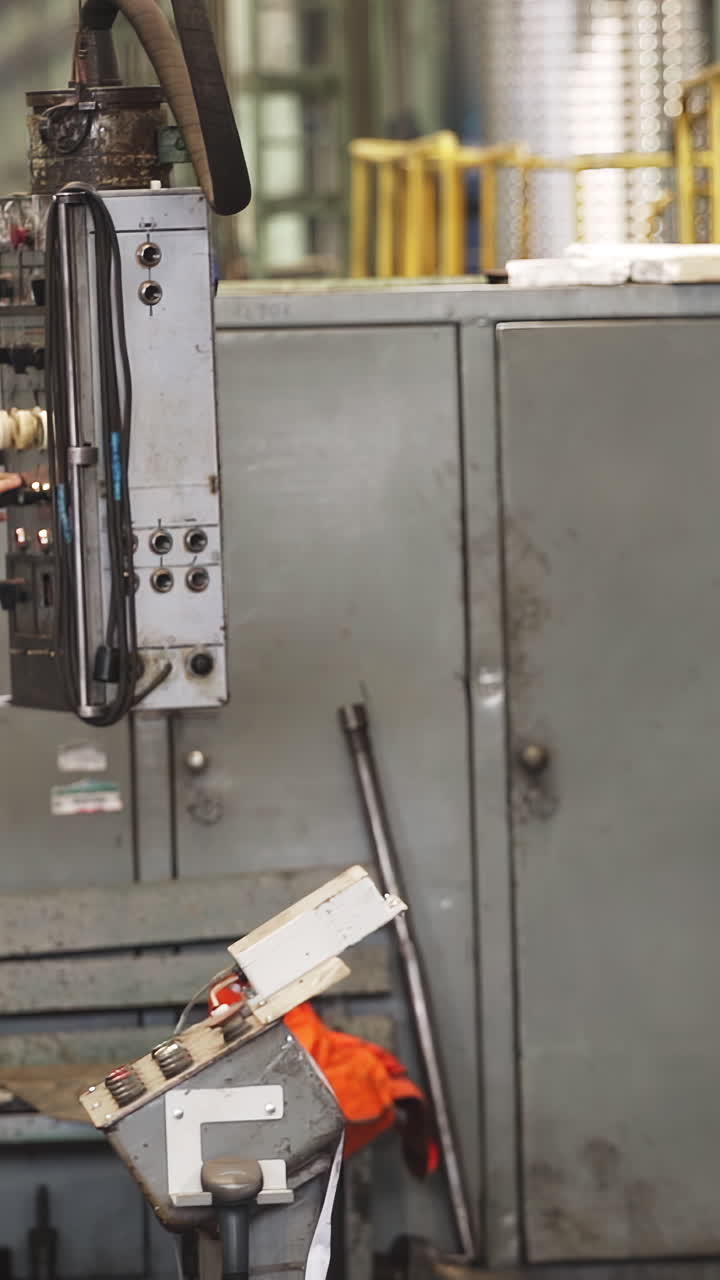 maquinaria industrial en un entorno de fábrica