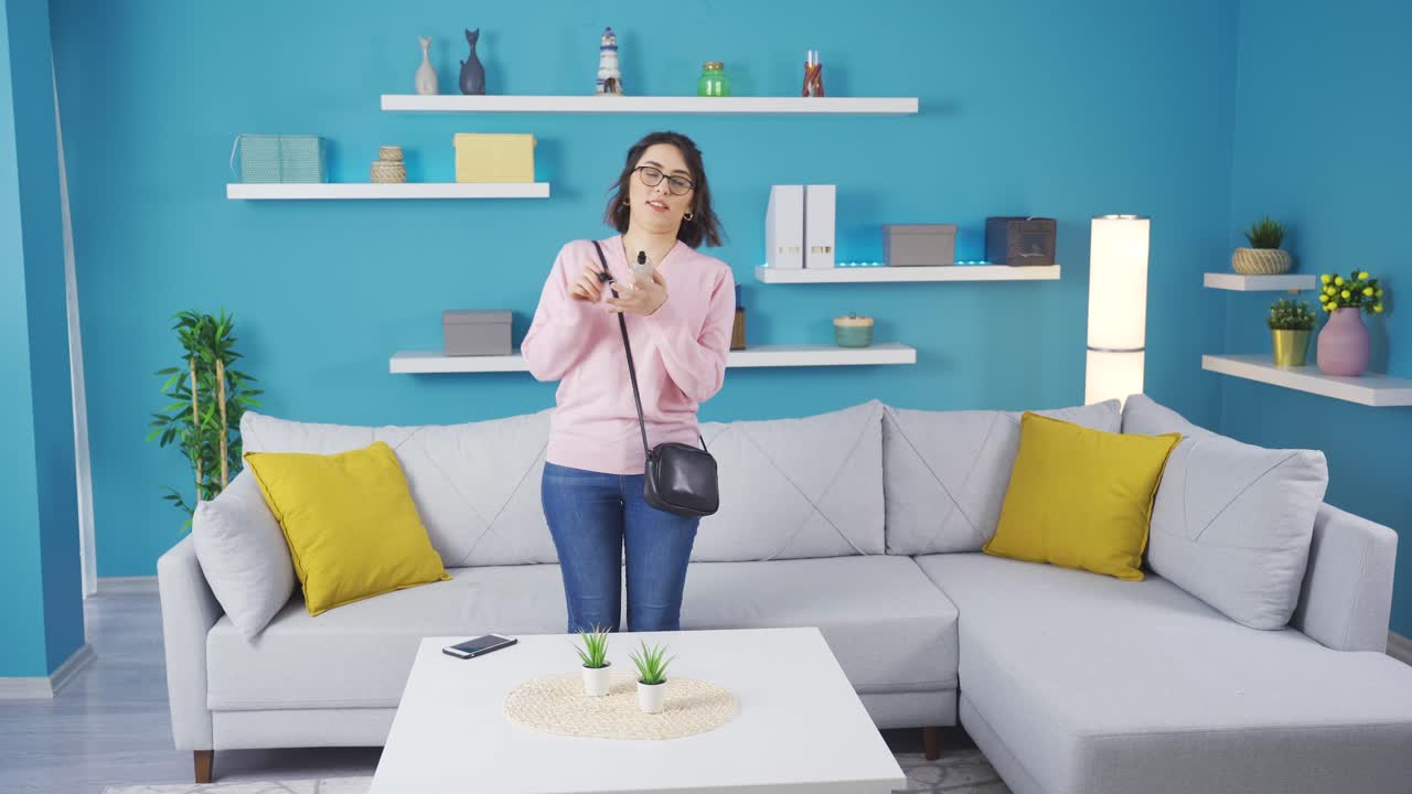 아름다운 젊은 여인에게 향기가 스프레이됩니다.