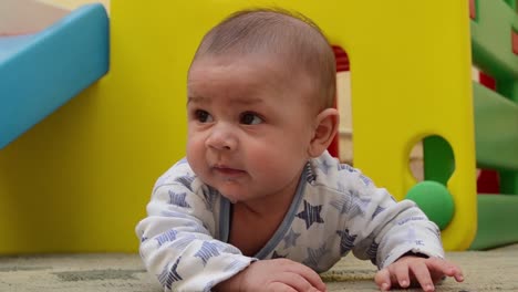 un bebé de unos meses de edad se cansó de tumbarse en la barriga y comenzó a llorar
