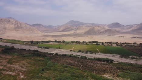 Drone-clip-of-the-Supe-valley,-home-to-the-ancient-pyramid-city-of-Caral