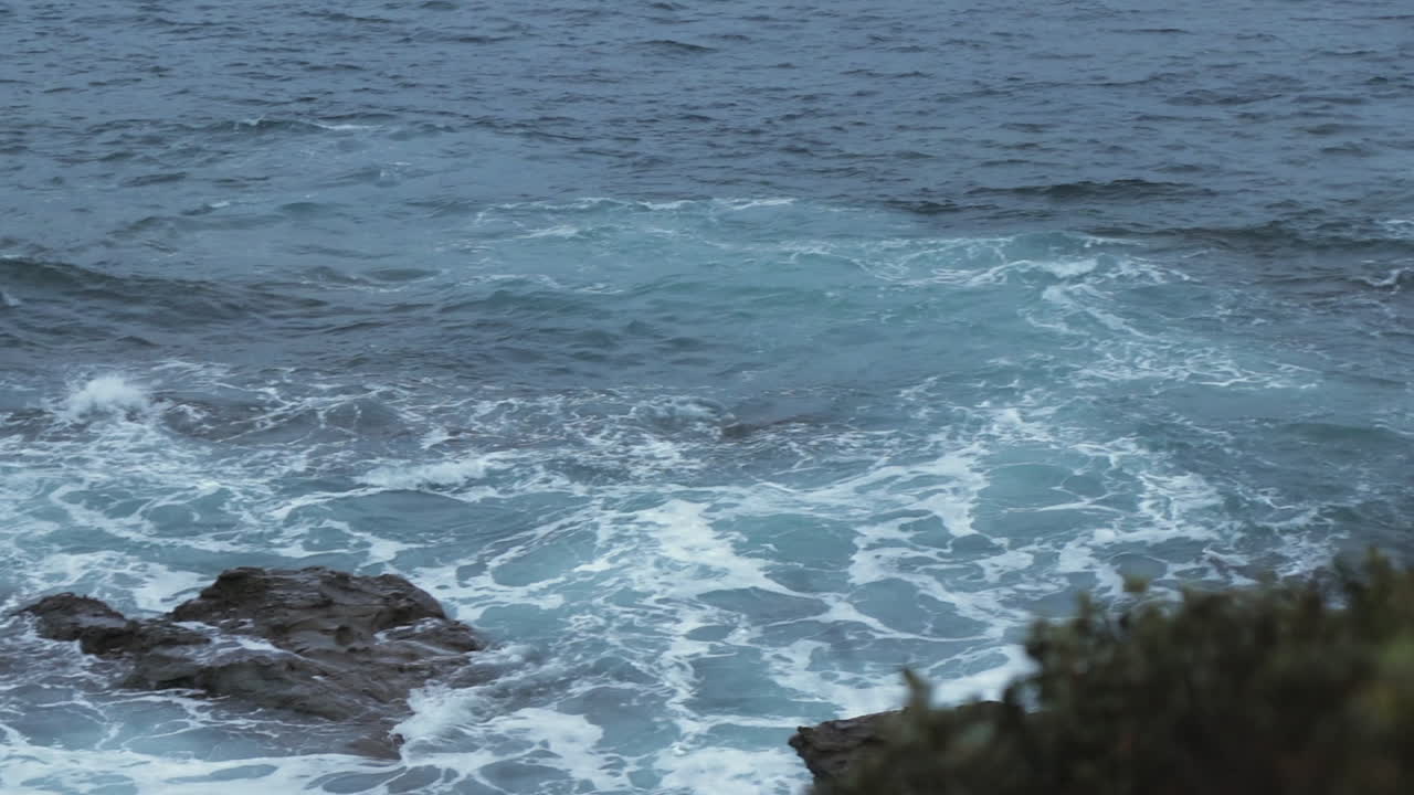Vista del mare dalla spiaggia di Cape Paterson Bay, panoramica da destra a sinistra, cielo coperto di prima mattina, Australia Victoria