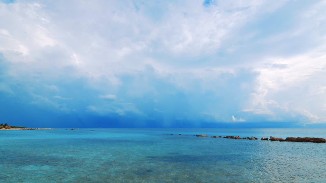 아름다운 흐린 하늘, 큐라소 해변으로 폭풍이 오기 전에 잔잔한 카리브해