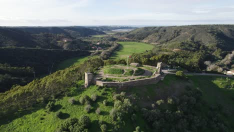 ruinas del castillo de aljezur en la cima de la colina del algarve, portugal
