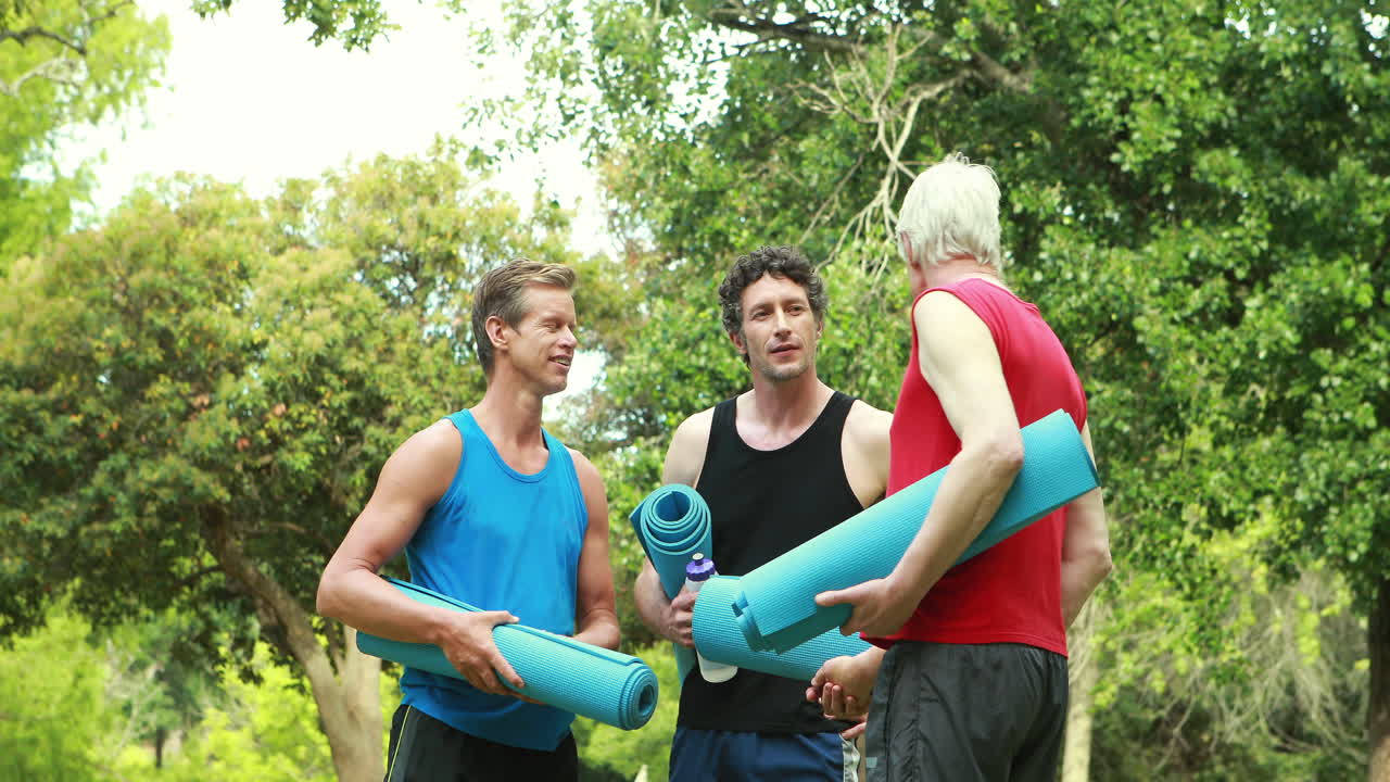 grupo atlético con alfombra de fitness