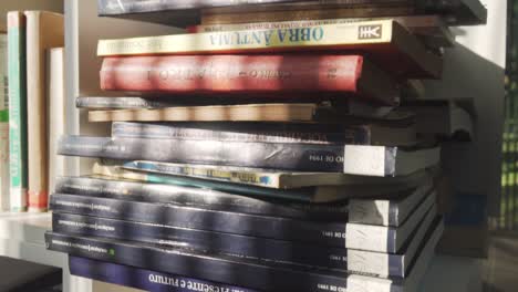libros apilados en un estante