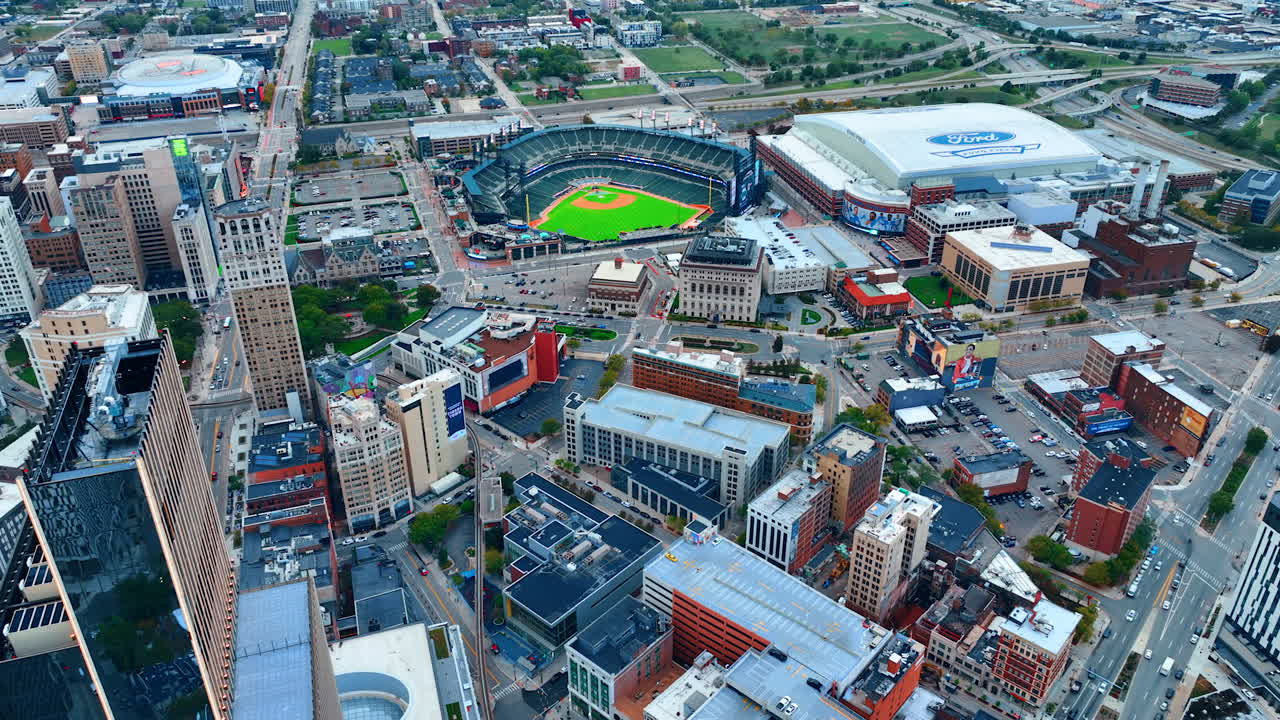 Detroit, USA, 28 lipca 2025: Panorama śródmieścia Detroit, Michigan, USA. Coraz bliżej Comerica Stadium w centrum miasta